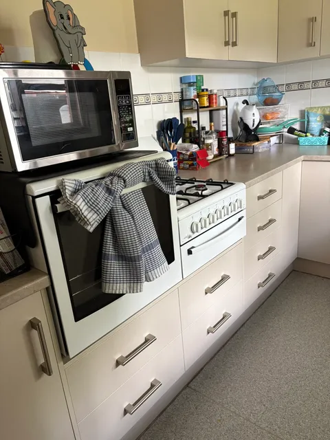 Kitchen with oven front, cooktop and drawer fronts wiped down